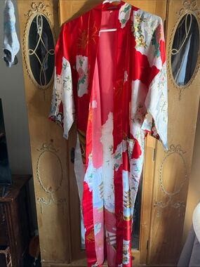 Red & White Floral Satin Kimono Robe — Elegant Lounge Wrap